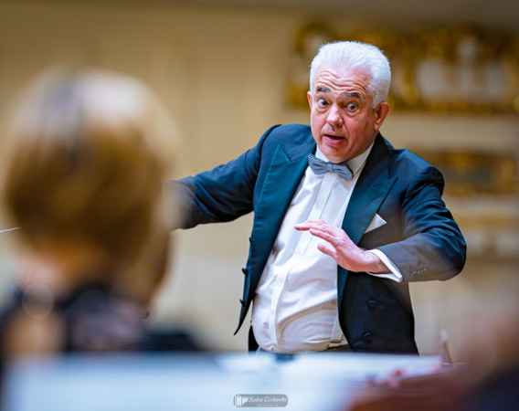 Dyrygent podczas koncertu.