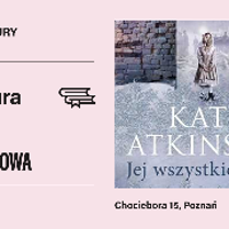 Grafika informacyjna na jasnoróżowym tle. Po prawej stronie okładka książki Kate Atkinson pt. "Jej wszystkie życia", przedstawiająca kobietę w sukni stojącą w przejściu zniszczonego muru. Całość uzupełnia logotyp instytucji, ikona książek oraz adres strony internetowej dkazk.pl.