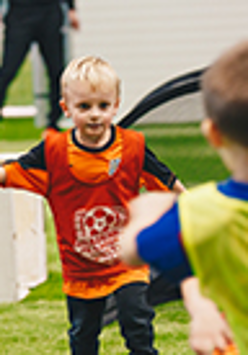 dzieci grające w piłkę