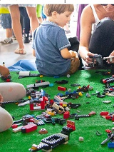 dzieci i klocki lego