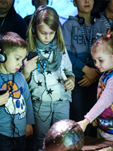 dzieci na wystawie w Bramie Poznania, fot. Ł. Gdak