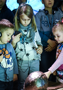 dzieci na wystawie w Bramie Poznania, fot. Ł. Gdak