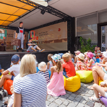 dzieci oglądają spektakl