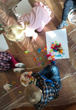 dzieci podczas zajęć plastycznych