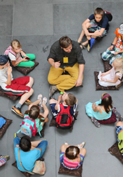 dzieci słuchają historii o zamku