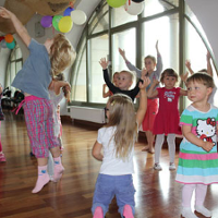 dzieci tańczą z balonikami