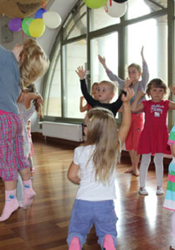 dzieci tańczą z balonikami