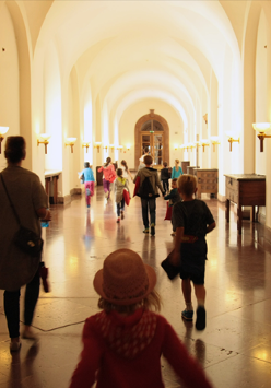 dzieci udają się na spektakl