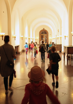 dzieci udają się na spektakl