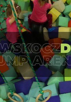 Dzieci w parku trampolin bawiące się wśród miękkich klocków i na linach.