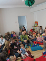 Dzieci z opiekunami podczas koncertu