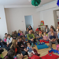 Dzieci z opiekunami podczas koncertu