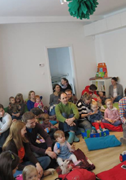 Dzieci z opiekunami podczas koncertu