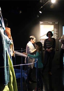 dzieci zwiedzają Bramę Poznania