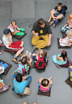 dzieci zwiedzają zamek