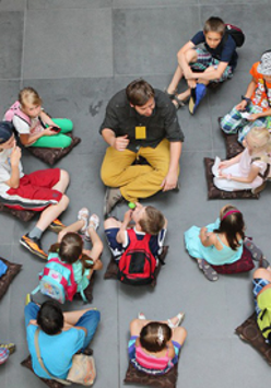 dzieci zwiedzają zamek