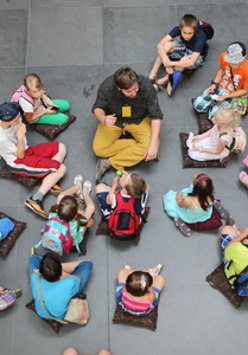 dzieci zwiedzają zamek