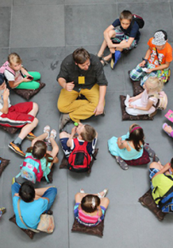 dzieci zwiedzają zamek