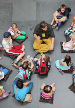 dzieci zwiedzają zamek