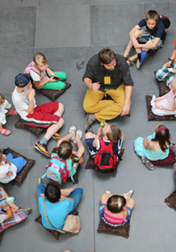 dzieci zwiedzają zamek