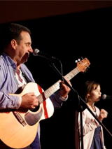 dziecko i tata koncertują