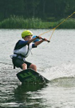 dziecko pływa na wakeboardzie