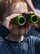 dziecko z lornetką