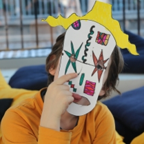 dziecko z maską na twarzy