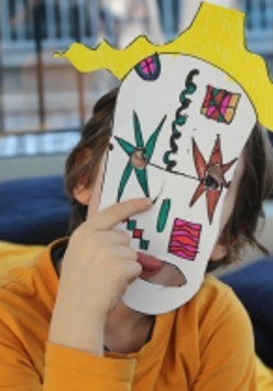 dziecko z maską na twarzy