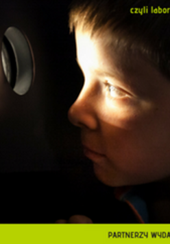 Dziecko zaglądające przez wizjer