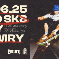 Po prawej mężczyzna na deskorolce w trakcie pokazu na rampie. Po lewej bladożółte napisy informujące o wydarzeniu na ciemnym tle.