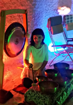 Dziewczyna gra na misach i gongach