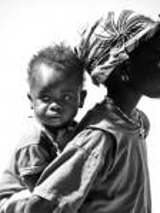 Dziewczynka z małym dzieckiem na plecach