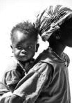 Dziewczynka z małym dzieckiem na plecach