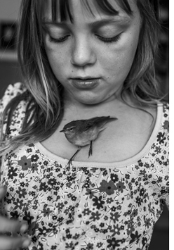 dziewczynka z ptaszkiem na dekolcie