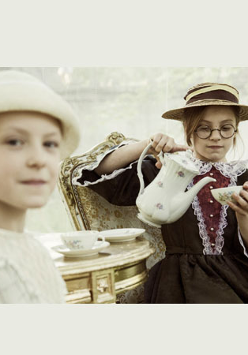 dziewczynki w strojach z epoki na popołudniowej herbatce