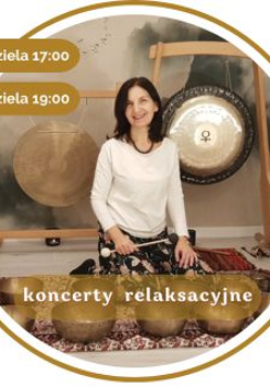 Artystka klęczy wśród mis i gongów w okrągłej złotej ramce, z boku napisy informujące o wydarzeniu.