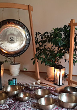 Zdjęcie przedstawia misy i gongi stojące pod ścianą.