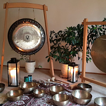 Zdjęcie przedstawia misy i gongi, wykorzystywane podczas koncertów relaksacyjnych.