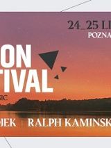 Plakat reklamujący festival, w tle zdjęcie jeziora podczas zachodu słońca, napisy informacyjne czarne i białe.