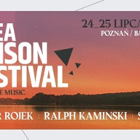 Plakat reklamujący festival, w tle zdjęcie jeziora podczas zachodu słońca, napisy informacyjne czarne i białe.