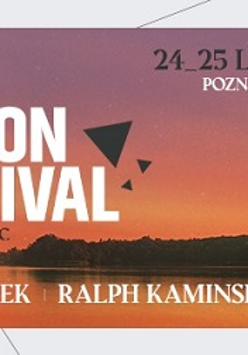 Plakat reklamujący festival, w tle zdjęcie jeziora podczas zachodu słońca, napisy informacyjne czarne i białe.