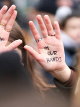 Zdjęcie dwóch otwartych dłoni, na których jest napisane w języku angielskim przyszłość jest w naszych rękach