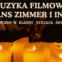 Zbliżenie na zapalone świece. W tle w mroku wyłaniają się skrzypce i pulpity z nutami.