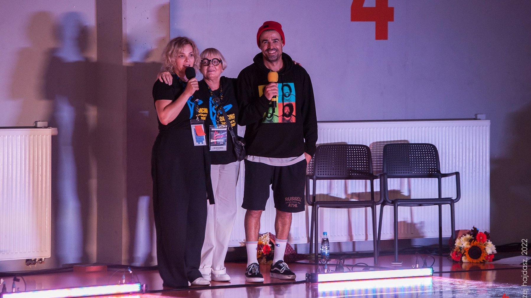 Na scenie Ewa Wycichowska, organizatorka i dwójka młodych tancerzy z mikrofonami, którzy podsumowują warszaty Dancing fairPlayce'2022