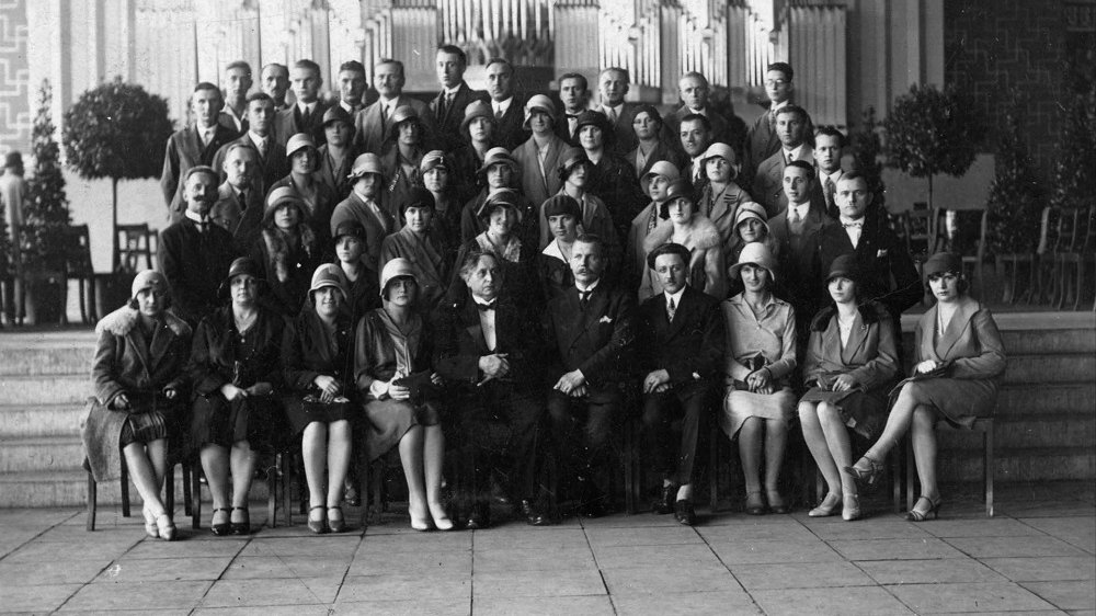 Feliks Nowowiejski (w pierwszym rzędzie piąty z lewej) wśród członków chóru Harmonia, 1929 rok. Fot. archiwum rodziny Nowowiejskich (cyryl.poznan.pl)