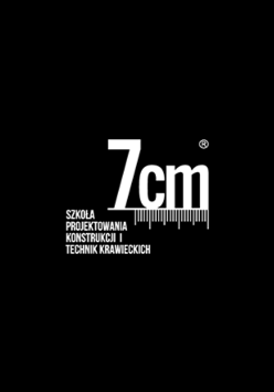 Napis o treści 7 cm na czarnym tle, podpis o treści szkoła projektowania konstrukcji i technik krawieckich.