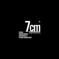 Napis o treści 7 cm na czarnym tle, podpis o treści szkoła projektowania konstrukcji i technik krawieckich.