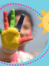 Otwarta kolorowa dłoń dziecka. Obok słoneczko.