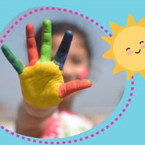 Otwarta kolorowa dłoń dziecka. Obok słoneczko.